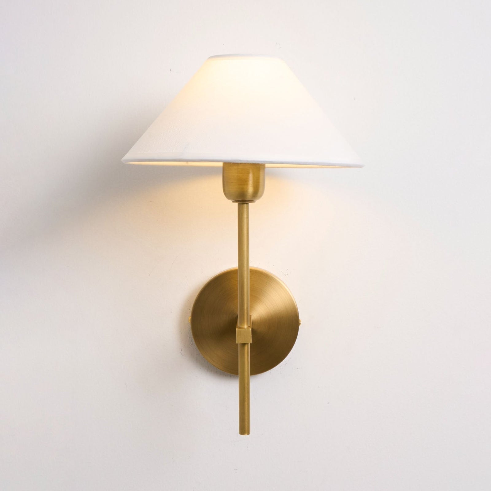Silva Lámpara de Pared con Pantalla Cónica Blanca de Tela — imagen 39 | Aura Lighting