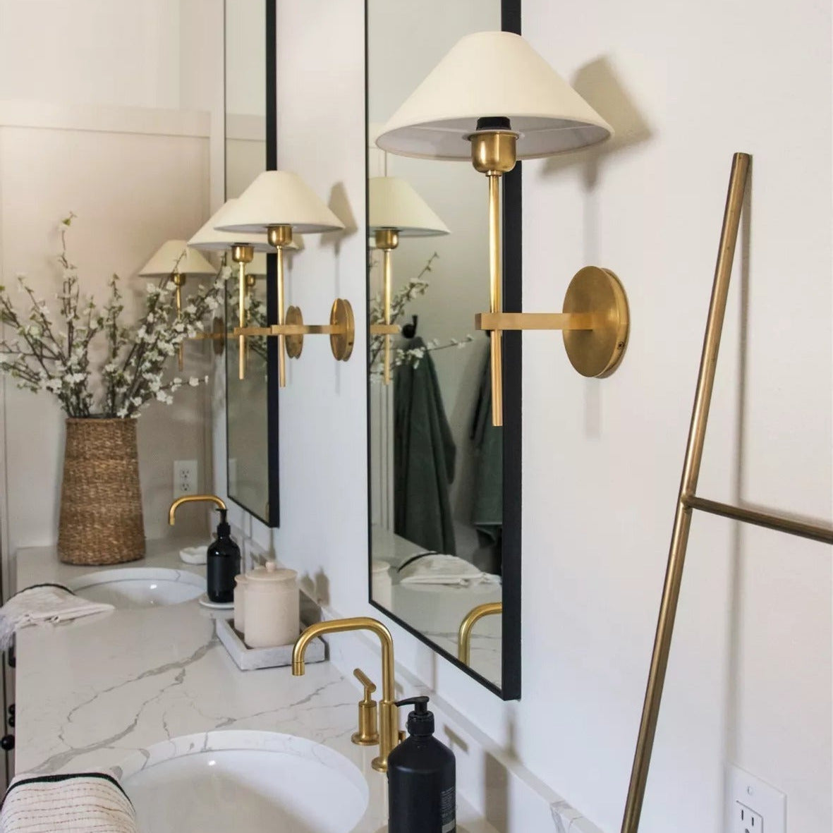 Silva Lámpara de Pared con Pantalla Cónica Blanca de Tela — imagen 4 | Aura Lighting