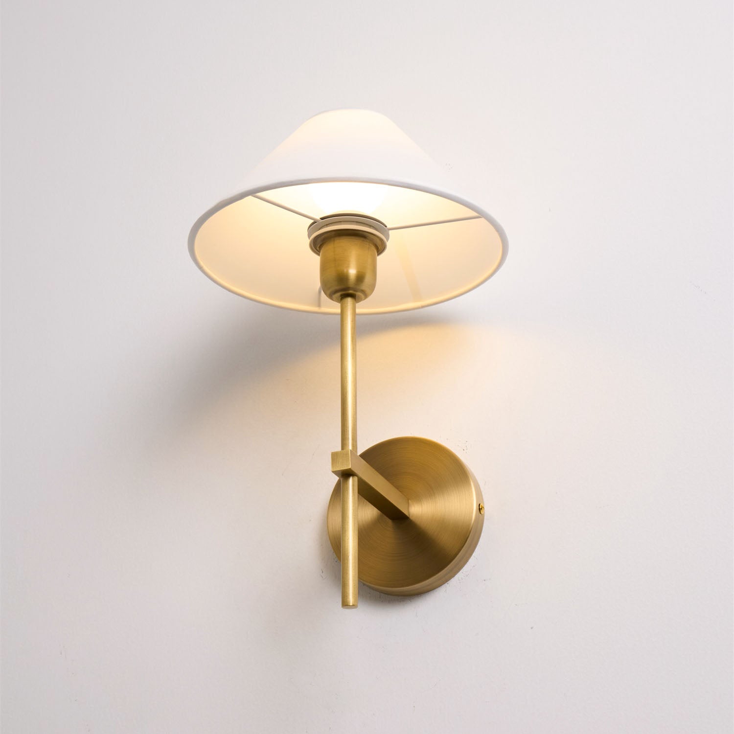 Silva Lámpara de Pared con Pantalla Cónica Blanca de Tela — imagen 40 | Aura Lighting