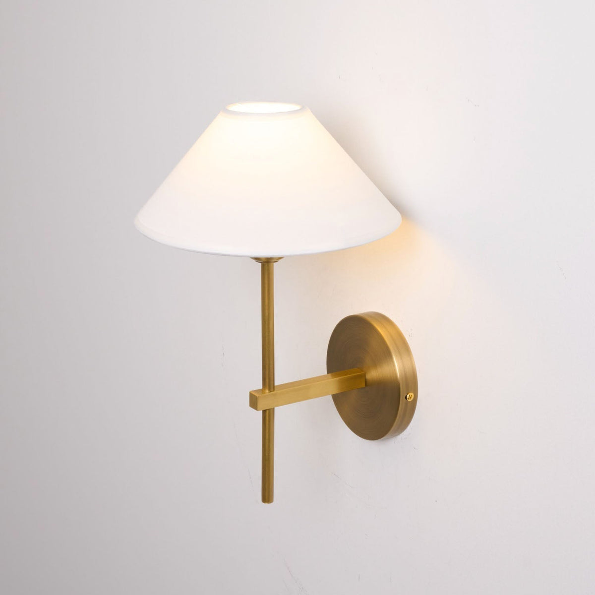 Silva Lámpara de Pared con Pantalla Cónica Blanca de Tela — imagen 41 | Aura Lighting