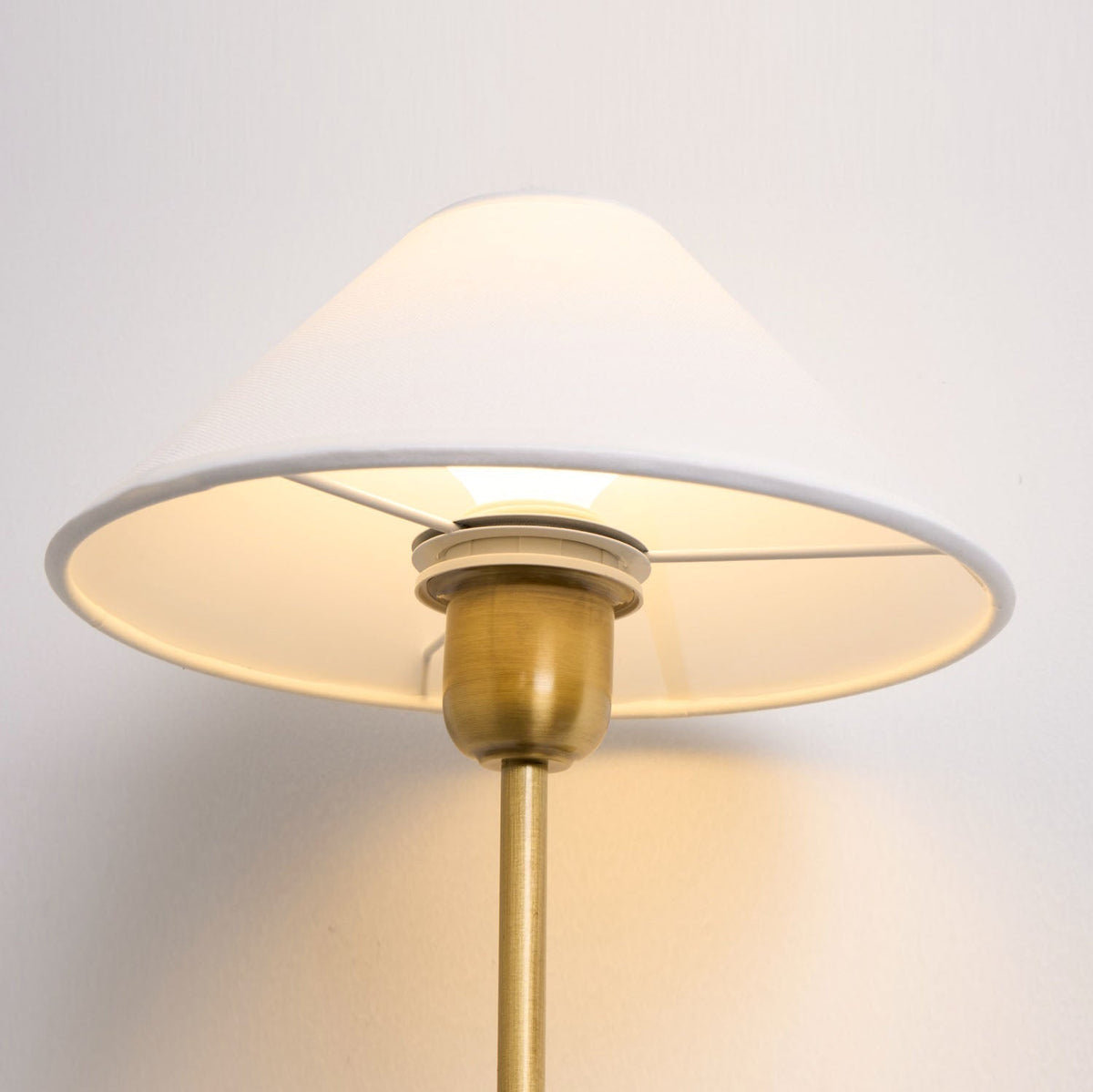 Silva Lámpara de Pared con Pantalla Cónica Blanca de Tela — imagen 45 | Aura Lighting