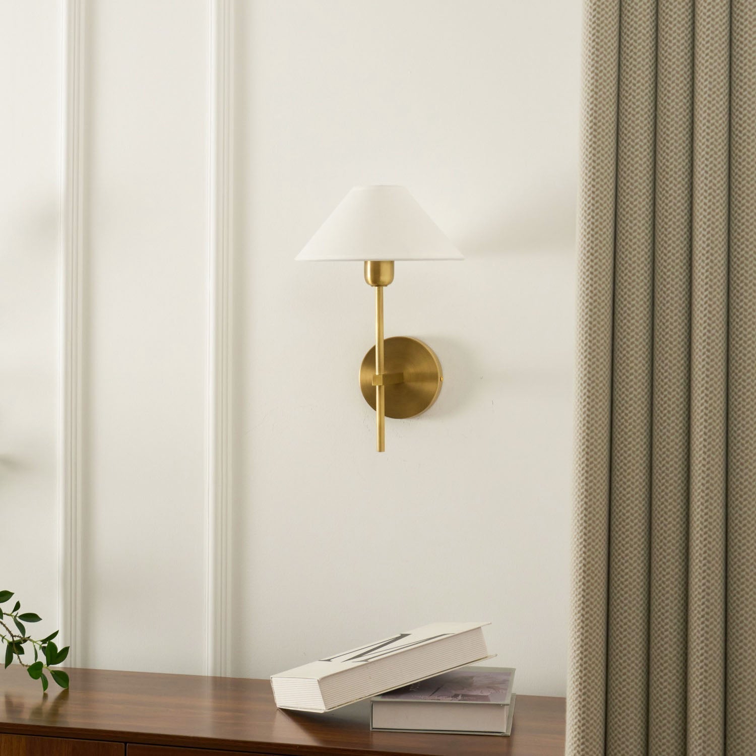 Silva Lámpara de Pared con Pantalla Cónica Blanca de Tela — imagen 8 | Aura Lighting