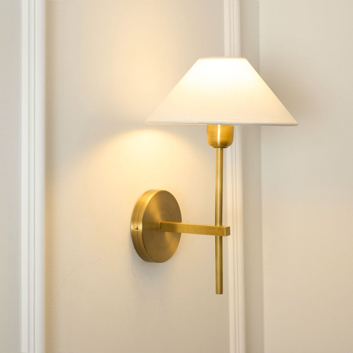 Silva Lámpara de Pared con Pantalla Cónica Blanca de Tela — imagen 9 | Aura Lighting