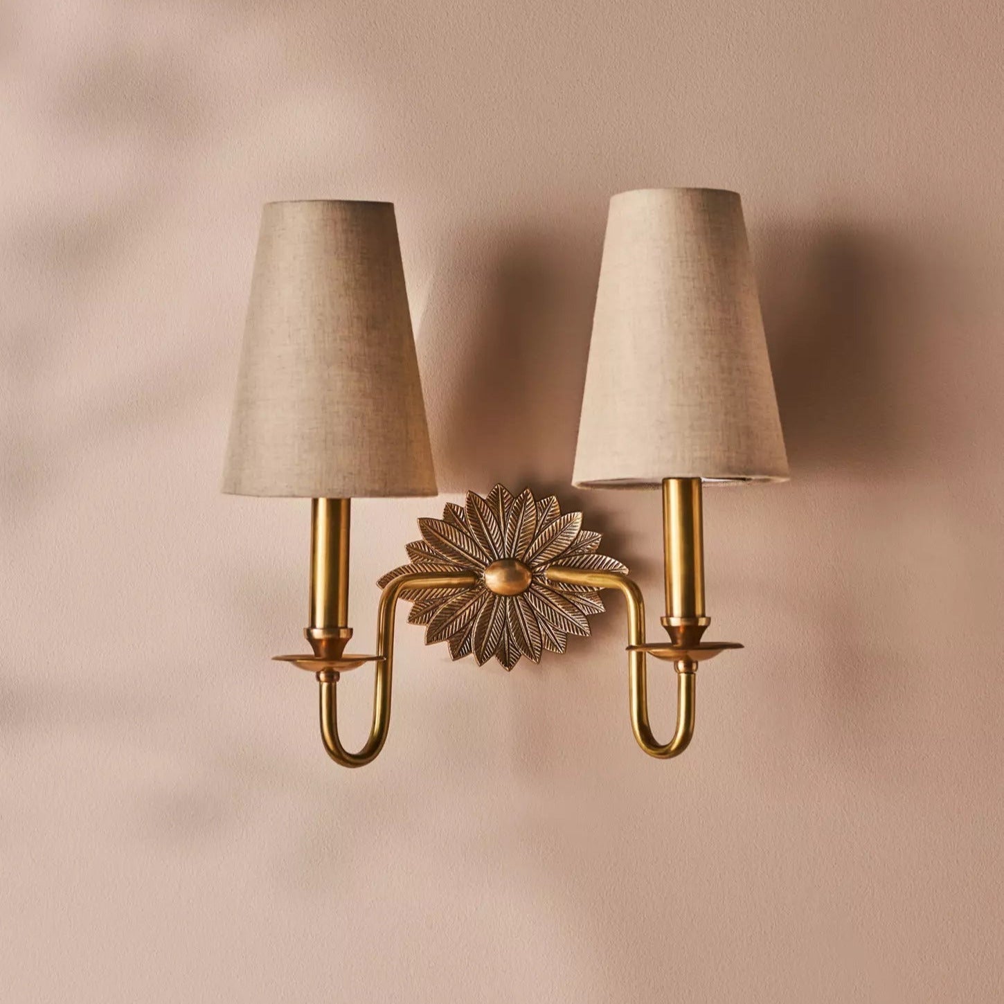 Silva Lámpara de Pared con Placa Posterior Floral — imagen 3 | Aura Lighting