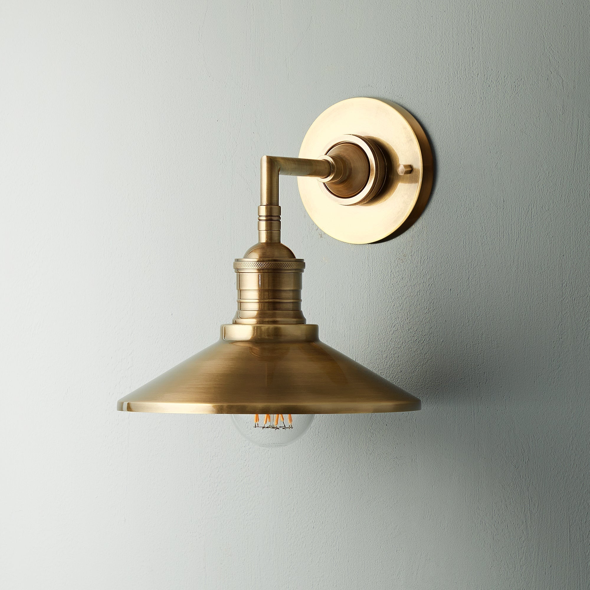 Silva Lámpara de Pared Interior de Latón — imagen 3 | Aura Lighting