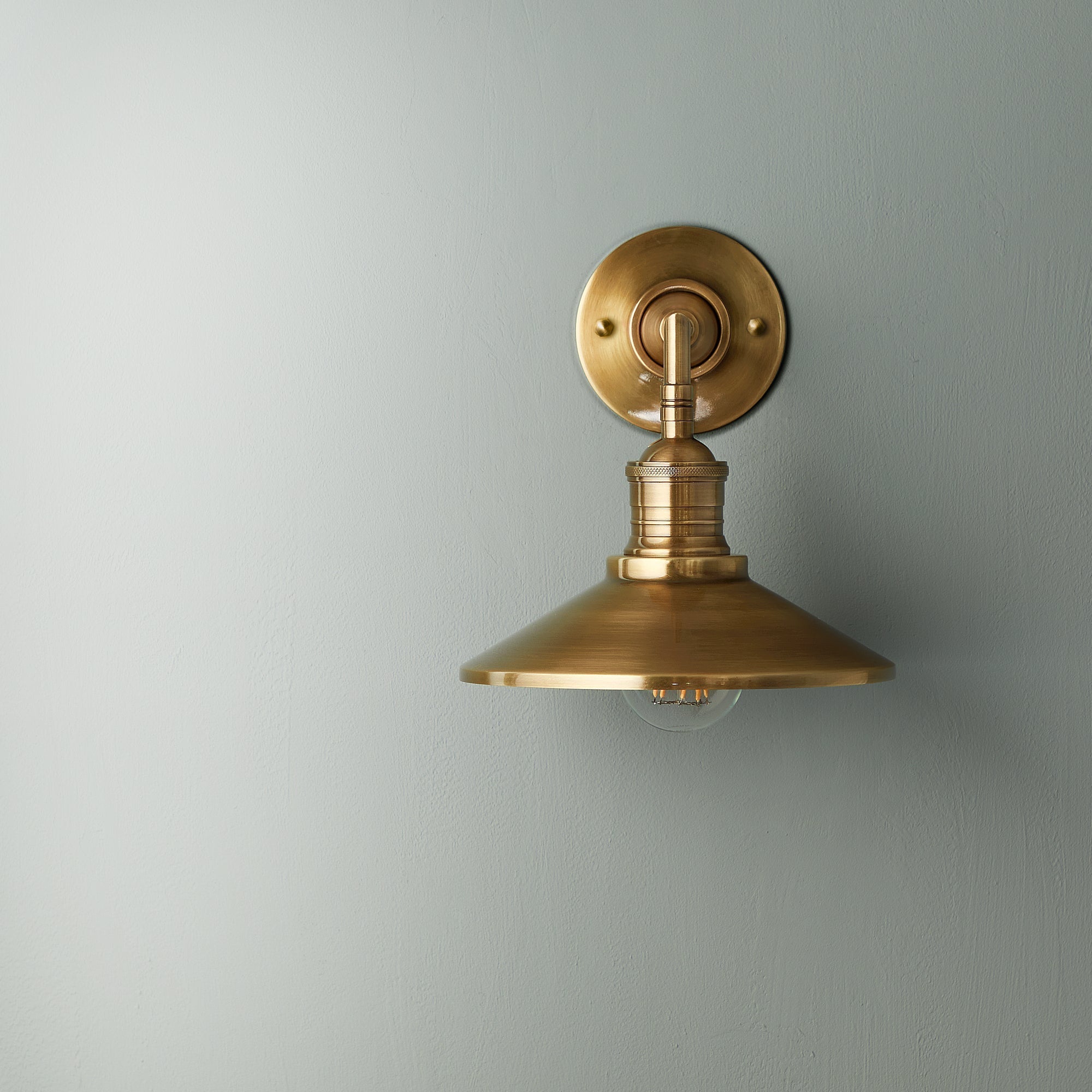Silva Lámpara de Pared Interior de Latón — imagen 5 | Aura Lighting