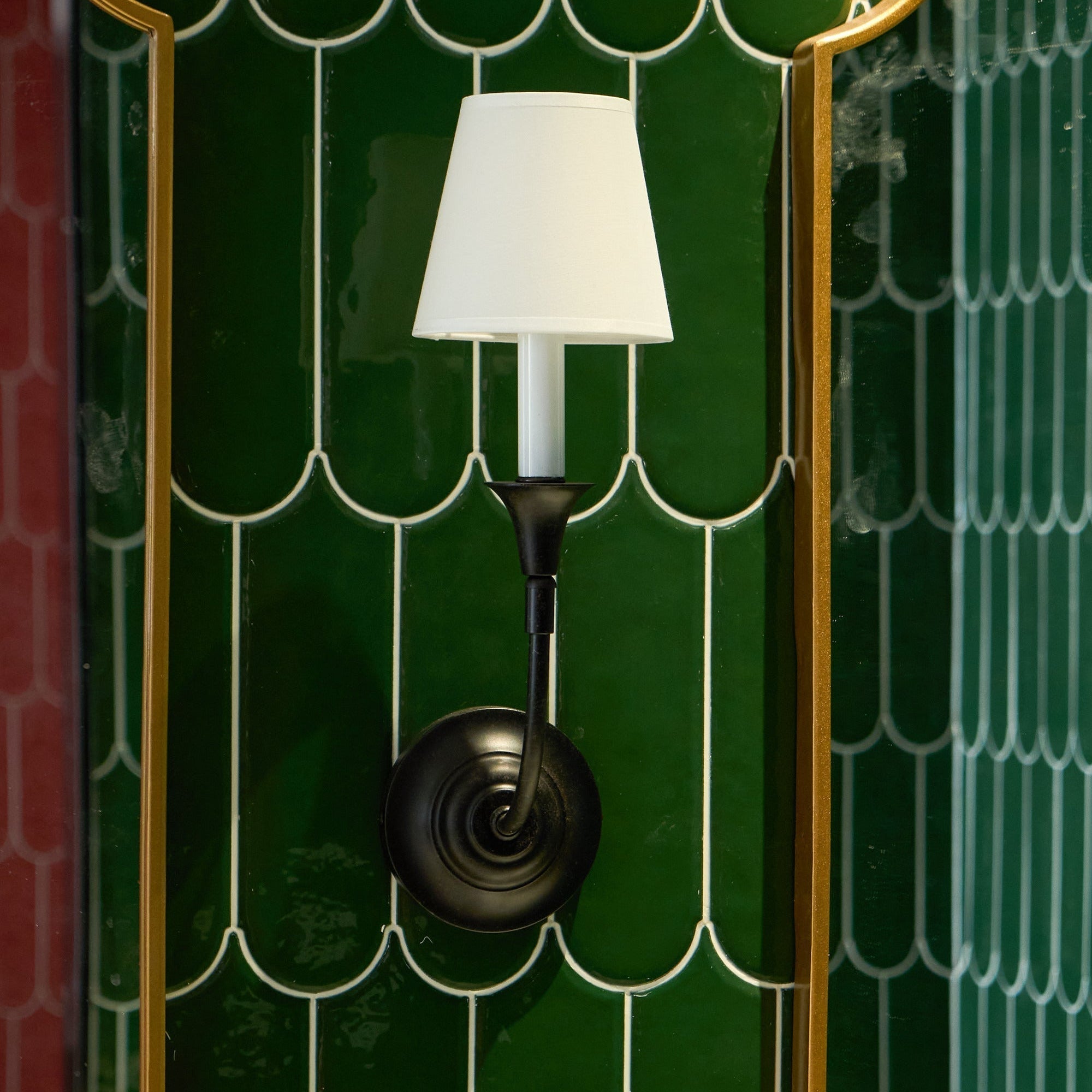 Silva Lámpara de Pared Vintage de Tela con Brazo de Negro/Blanco/Látón — imagen 3 | Aura Lighting