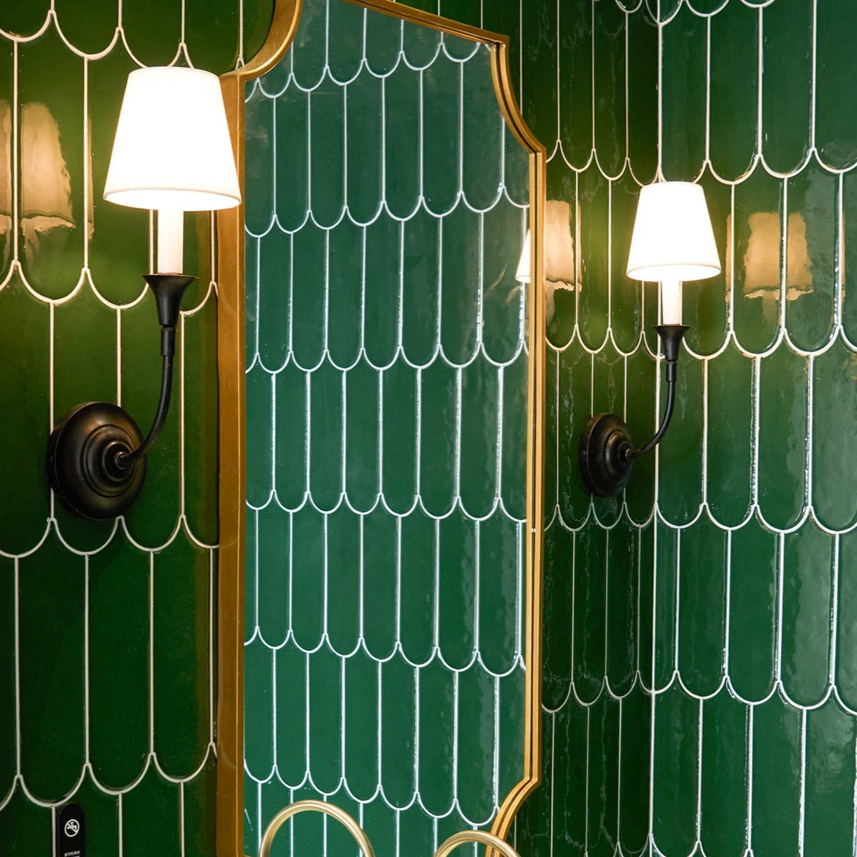 Silva Lámpara de Pared Vintage de Tela con Brazo de Negro/Blanco/Látón — imagen 4 | Aura Lighting