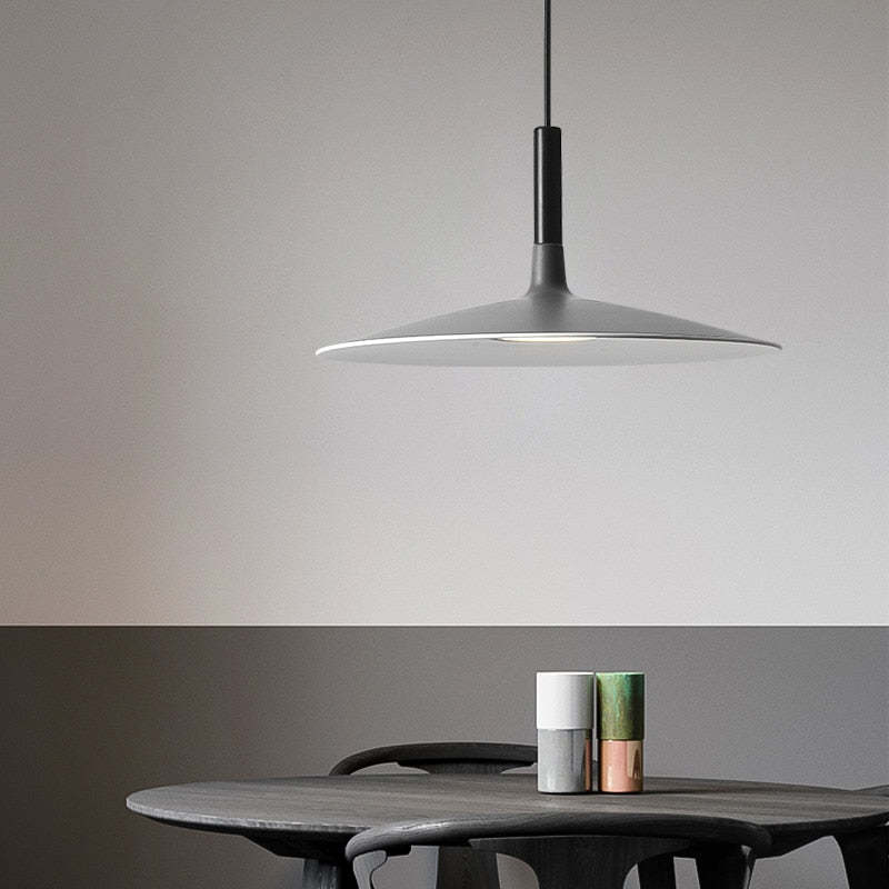Valentina Moderna Sombrero Metal Lámpara Colgante Negra/Roja/Blanca — imagen 6 | Aura Lighting