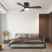 Ventilador de techo Brinor mostrando sus aspas de madera