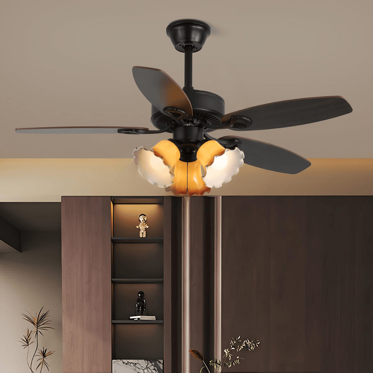 Primer plano de las aspas de madera y la pantalla de cristal del Ventilador de Techo Calviera Vintage de Madera y Cristal con Luz