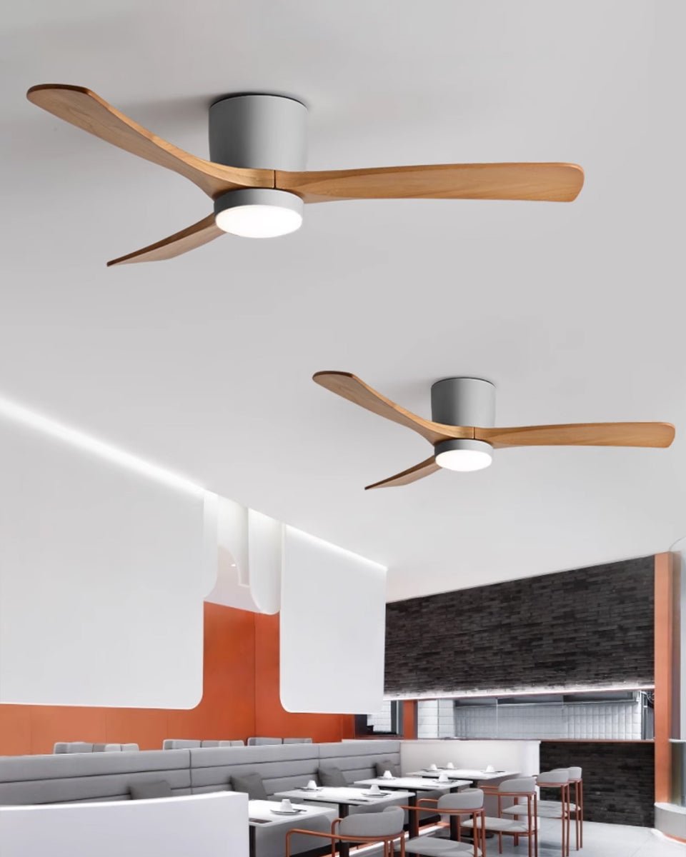 Ventilador de Techo con Luz Ezra Nórdico, primer plano de la luz LED y las aspas de madera