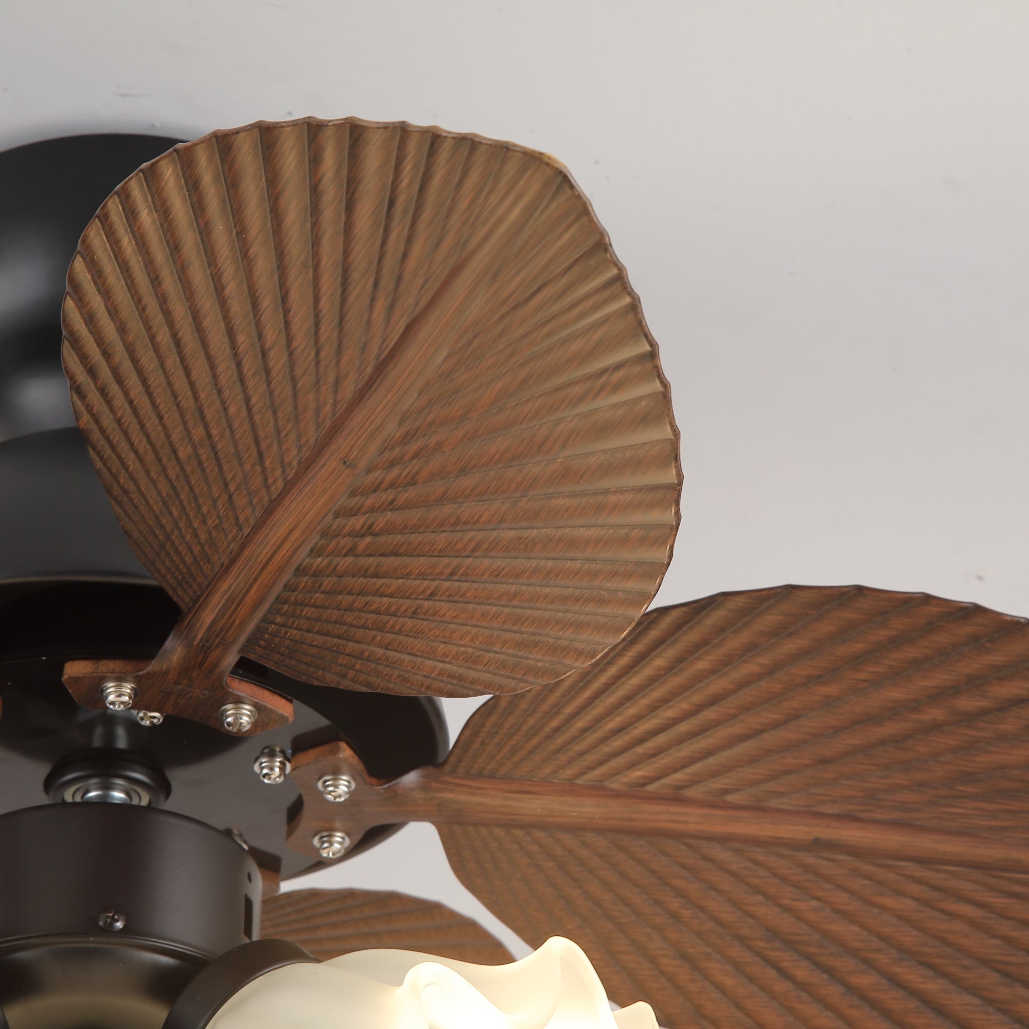 Ventilador de Techo con Luz Qers en un ambiente de sala de estar moderno