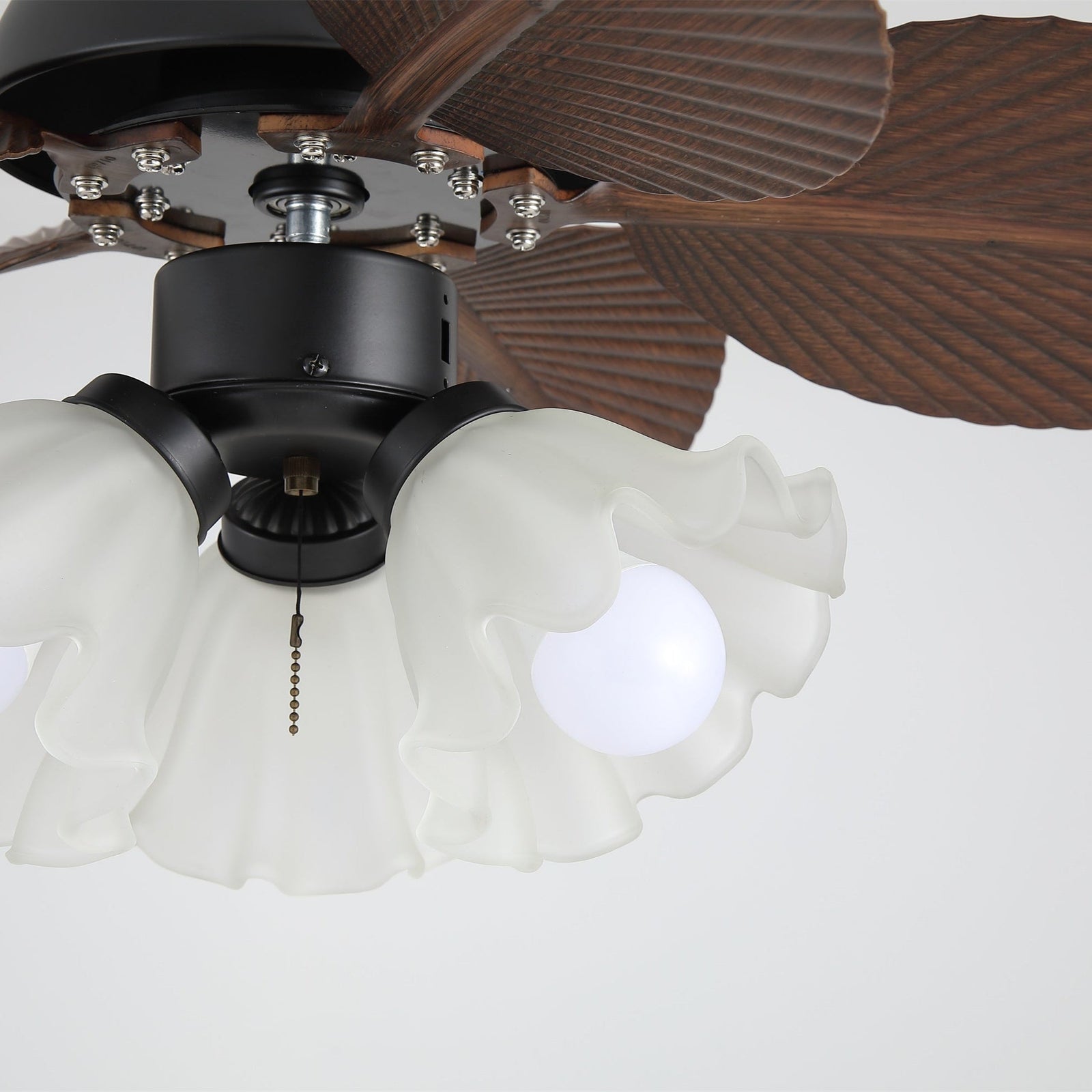 Ventilador de Techo con Luz Qers mostrando el mando a distancia