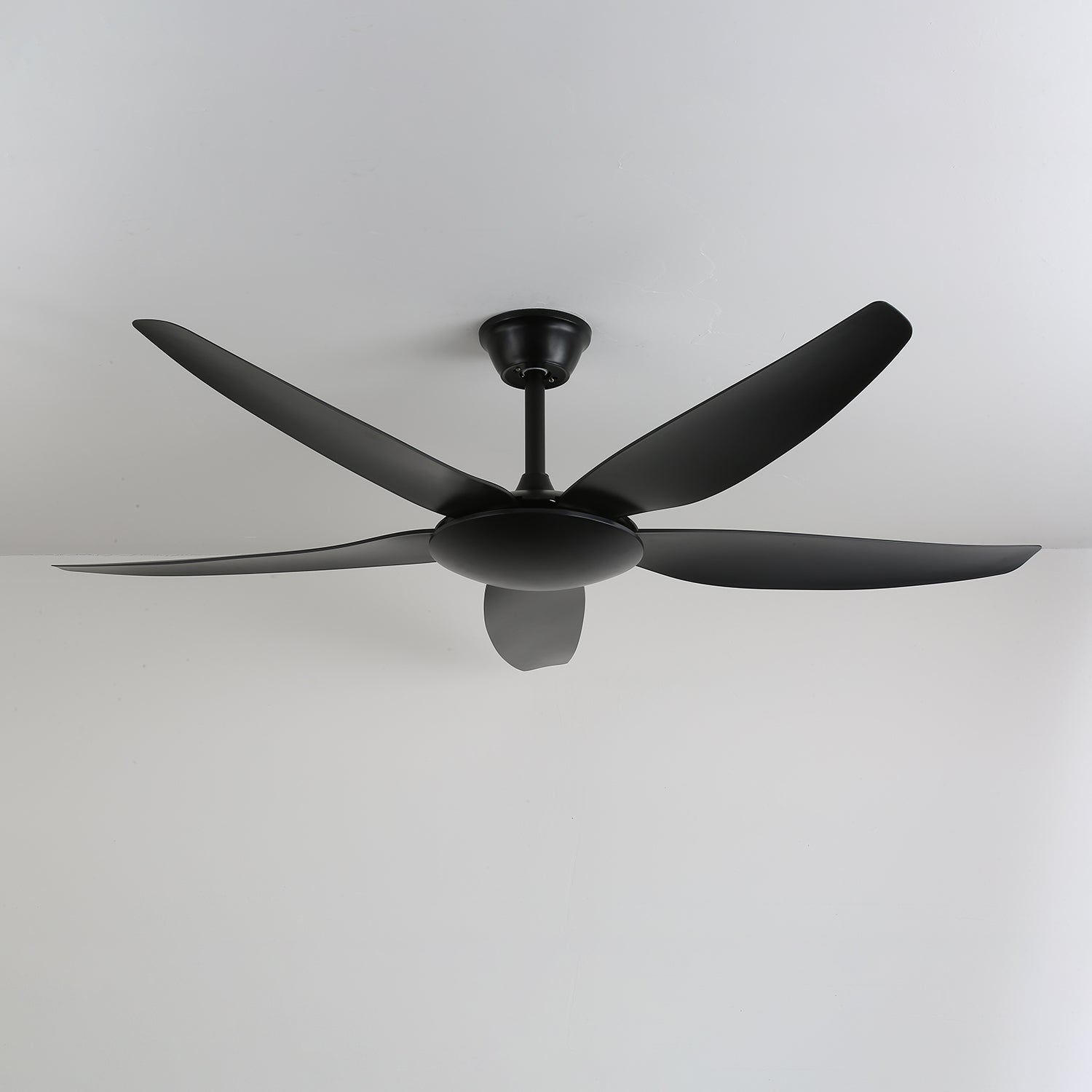 Ventilador de Techo Minimalista Onyxa Negro con Luz, vista en ángulo