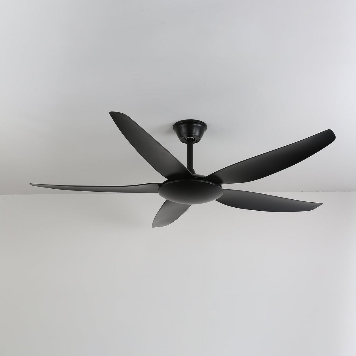 Primer plano de la estructura metálica y aspas de ABS del Ventilador de Techo Onyxa con Luz