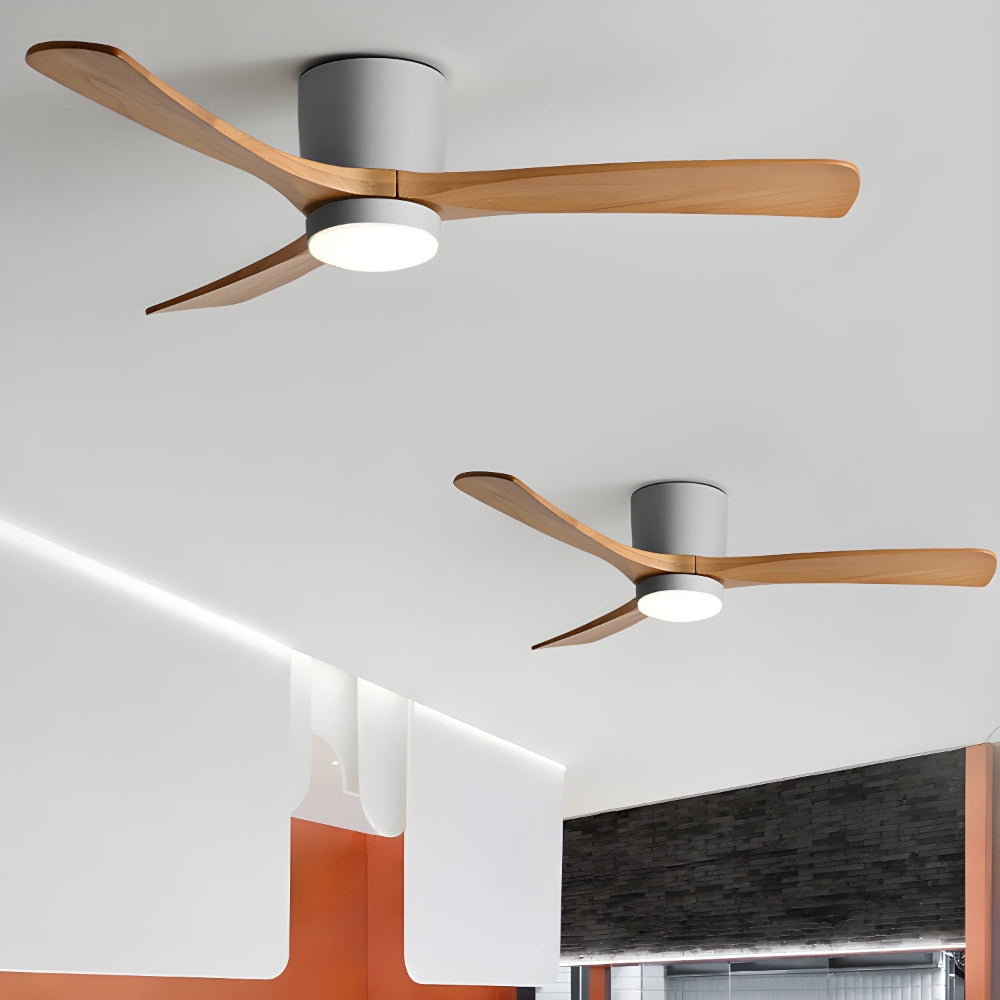 Primer plano del Ventilador de Techo Moderno de Madera Elena con Luz y aspas de madera de sicomoro