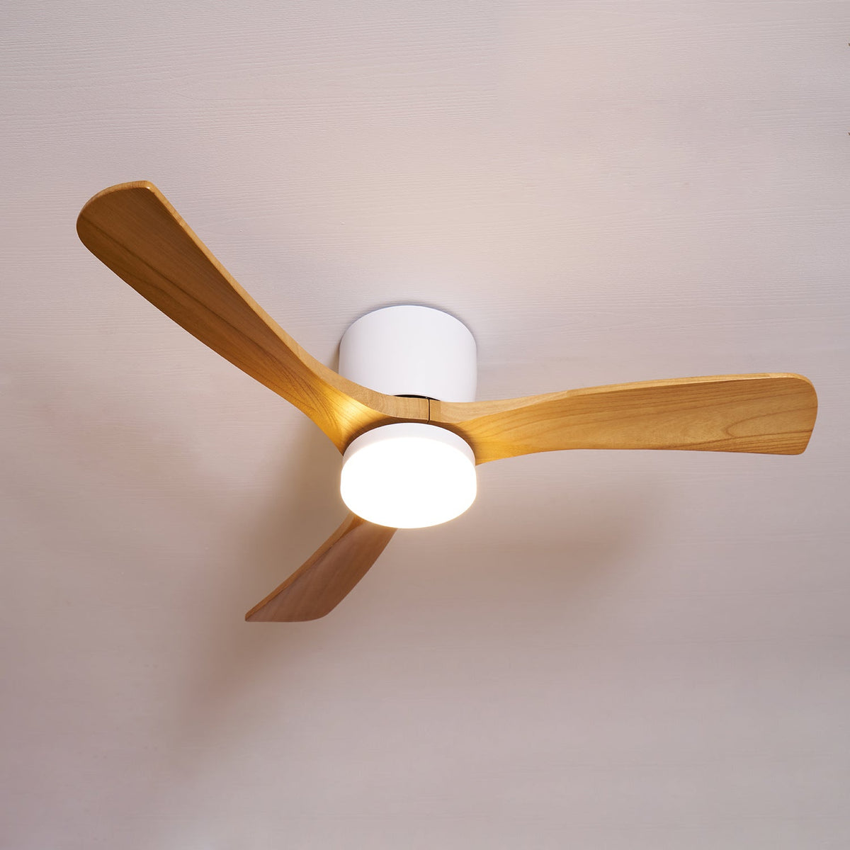 Ventilador de Techo Moderno de Madera Elena con Luz con su instalación cableada