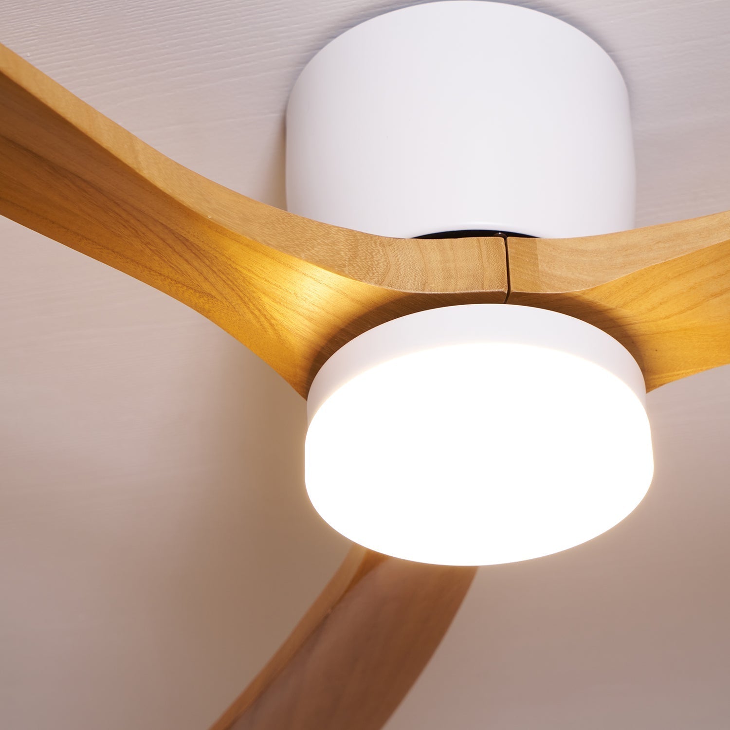 Ventilador de Techo Moderno de Madera Elena con Luz, una elegante pieza de decoración para el hogar
