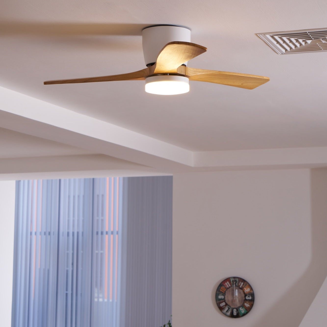 Ventilador de Techo Moderno de Madera Elena con Luz en un entorno comercial