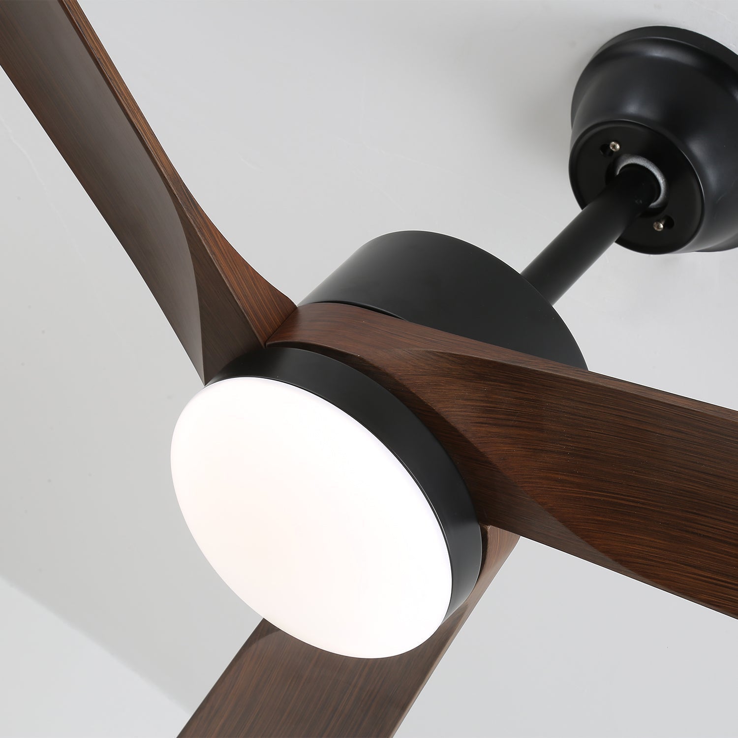 Toma en ángulo del ventilador Evraeis, enfatizando su estética moderna.