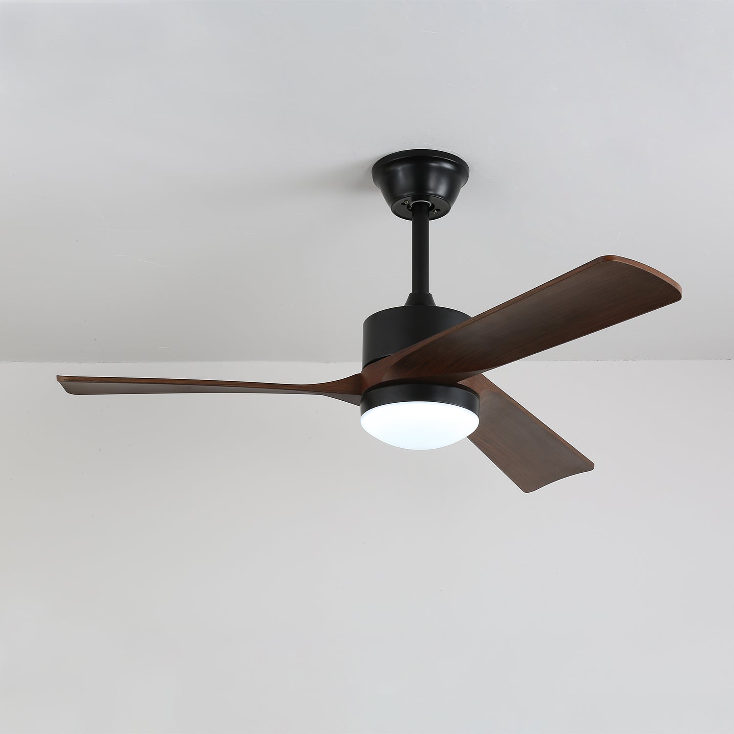 Ventilador Evraeis destacando su motor de cobre puro para un funcionamiento silencioso.