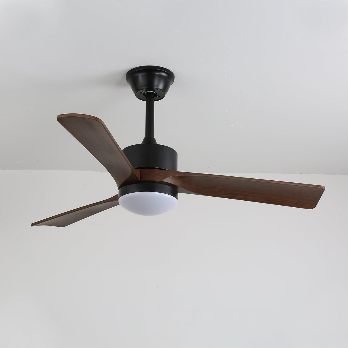 Imagen de estilo de vida del ventilador Evraeis creando un ambiente interior confortable.