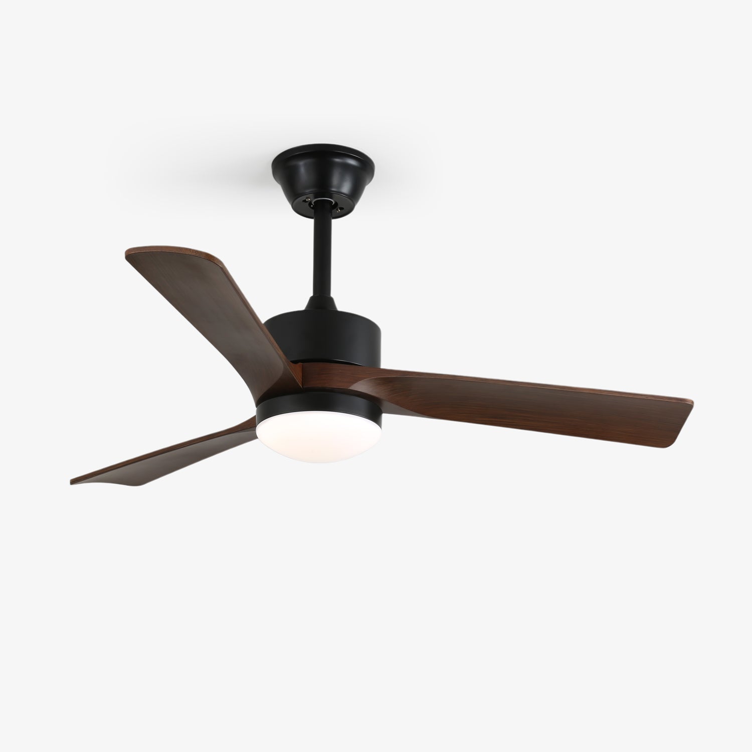 Ventilador de techo moderno de madera Evraeis con luz en un ambiente de sala de estar contemporáneo.