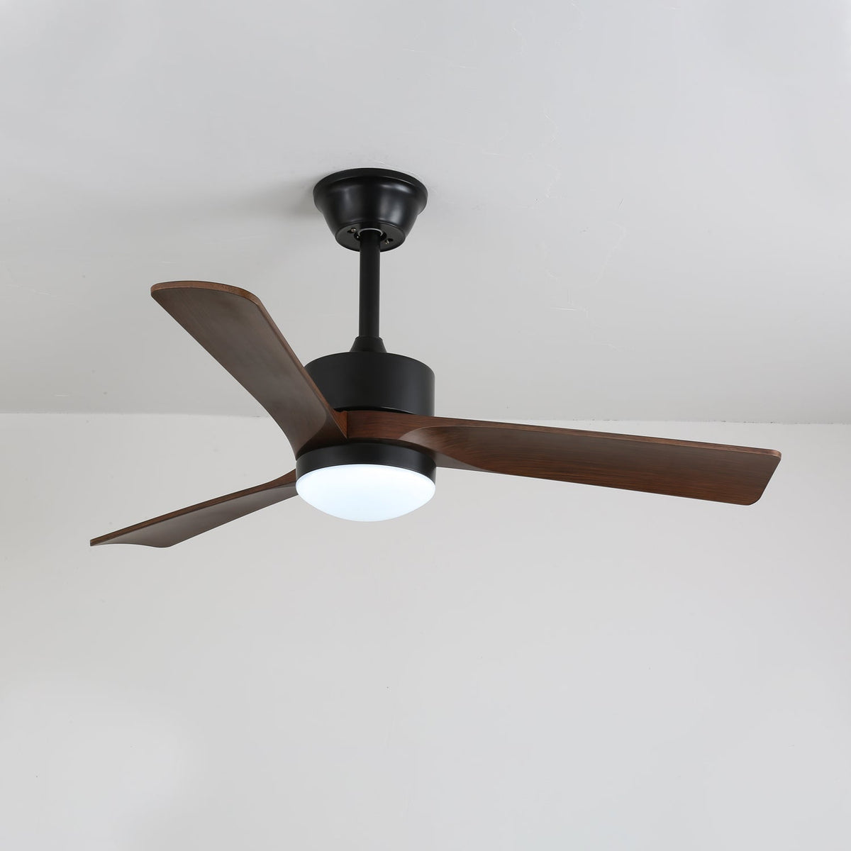 Ventilador de techo Evraeis con luz LED integrada iluminada.