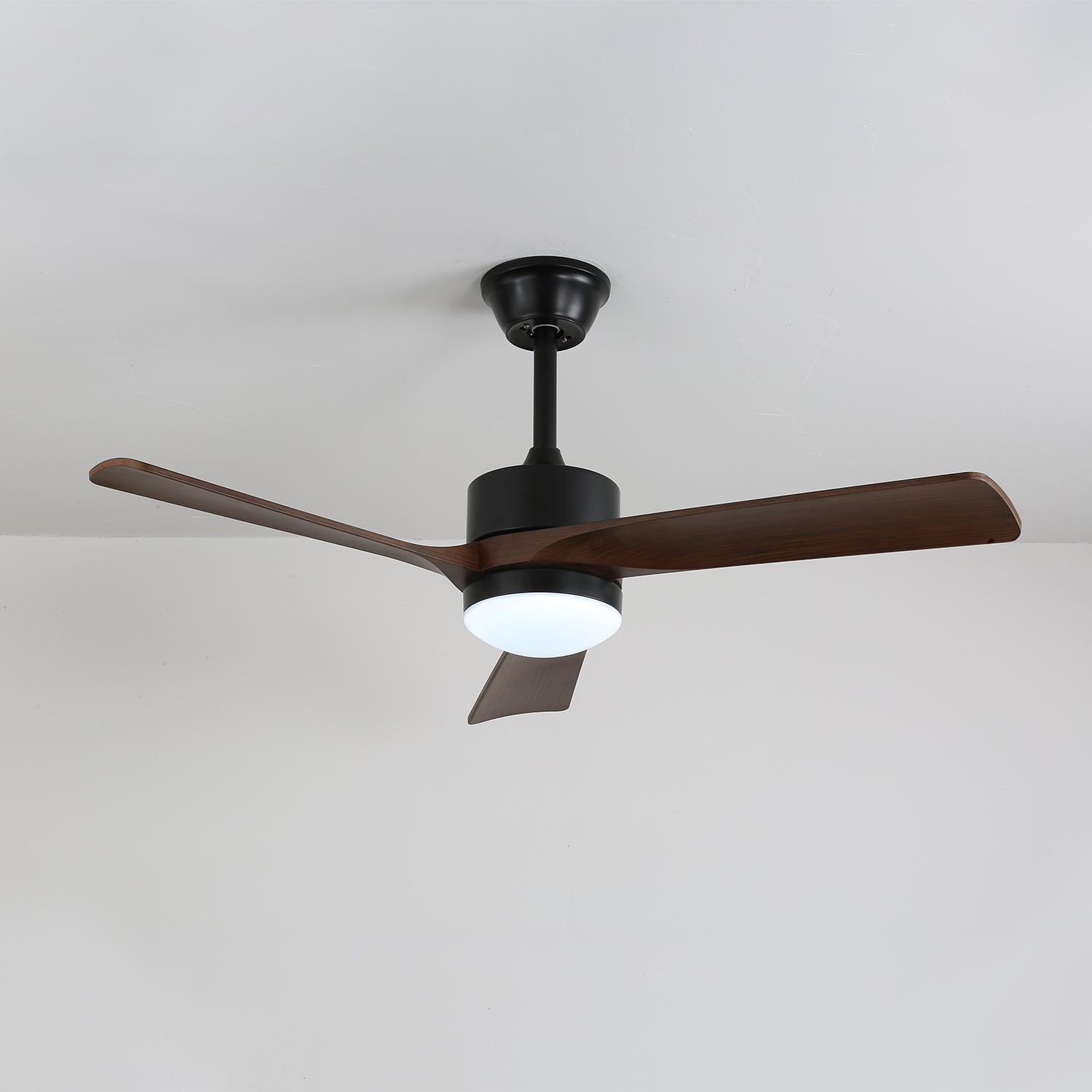 Ventilador de techo Evraeis instalado en un dormitorio.