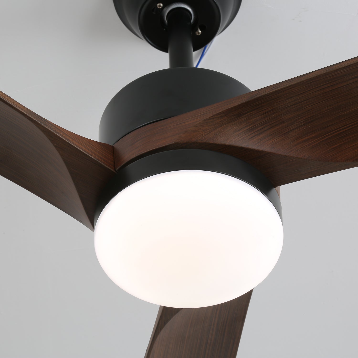 Ventilador Evraeis con su mando a distancia para ajuste de 6 velocidades.