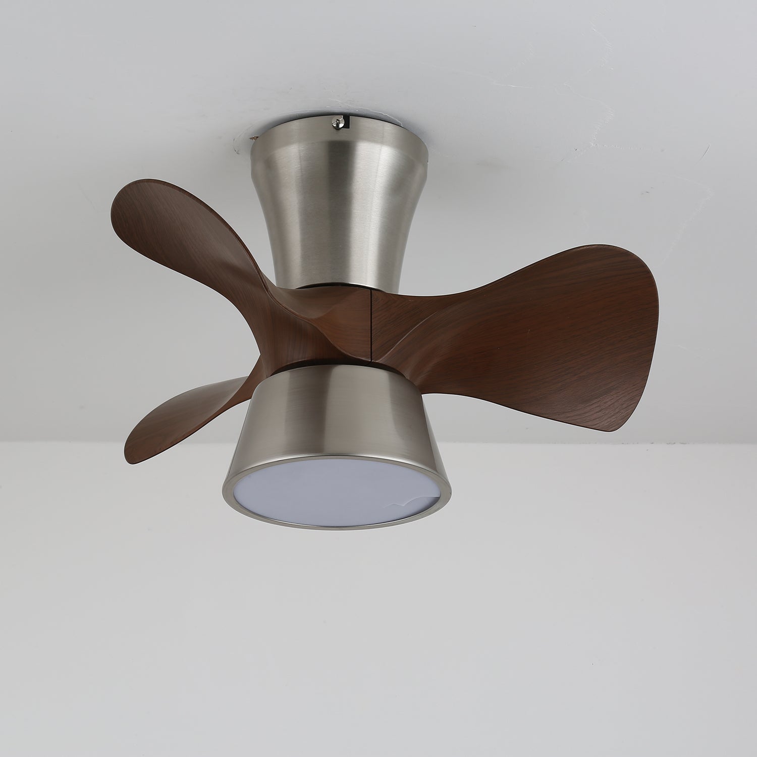 Ventilador de Techo Nera Moderno de Madera con Luz, vista en ángulo