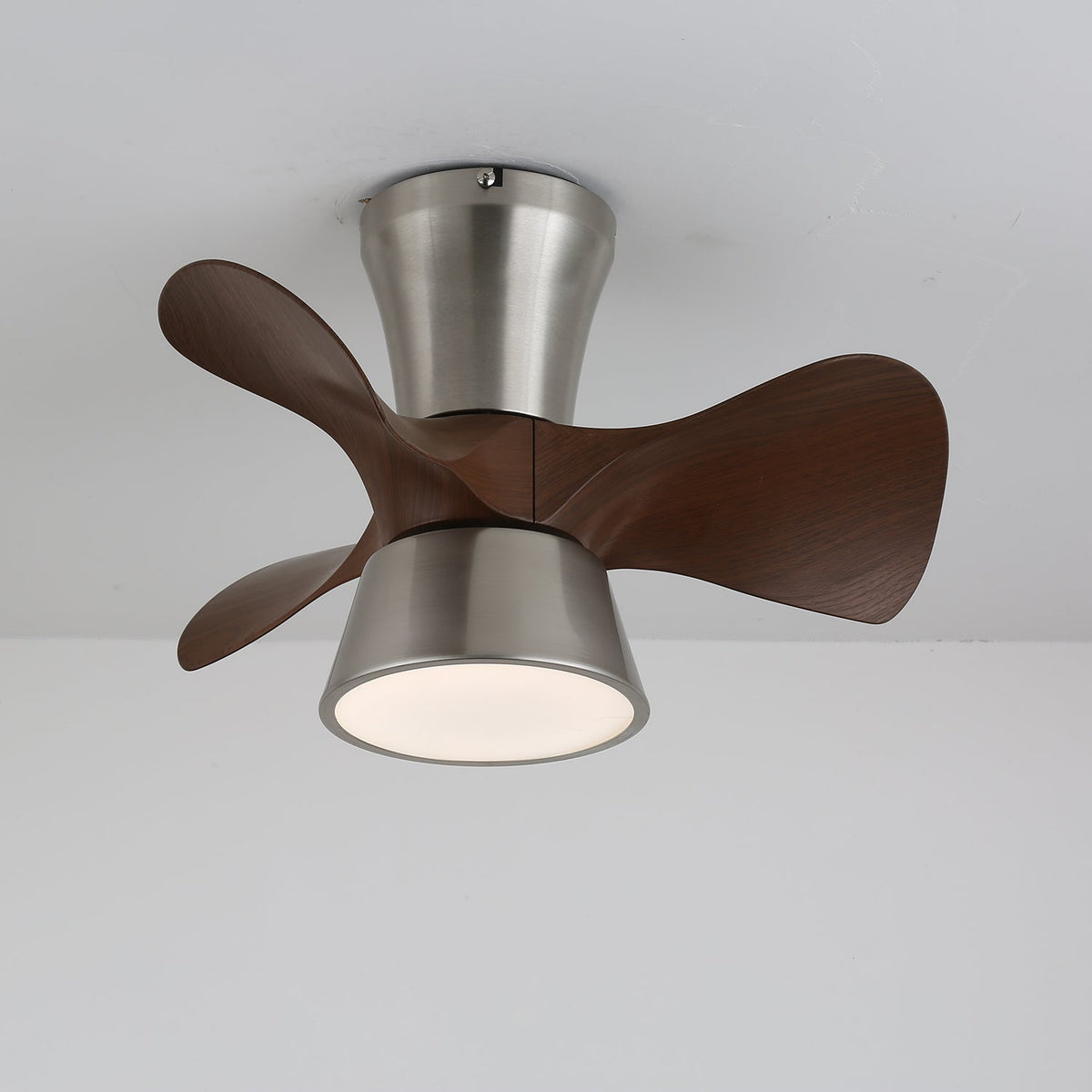 Ventilador de Techo Nera Moderno de Madera con Luz, mostrando el mando a distancia