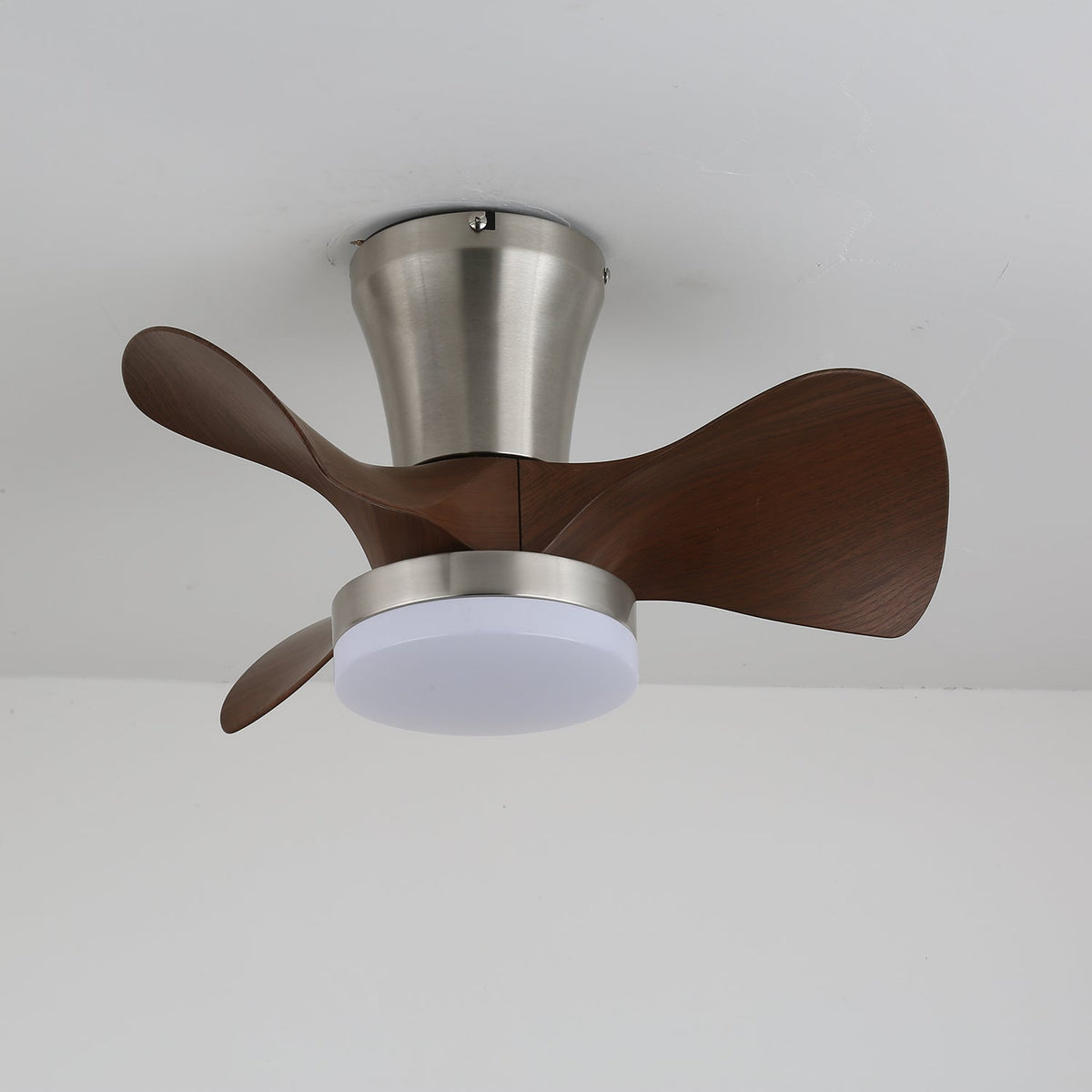 Ventilador de Techo Nera Moderno de Madera con Luz, mostrando la estructura metálica