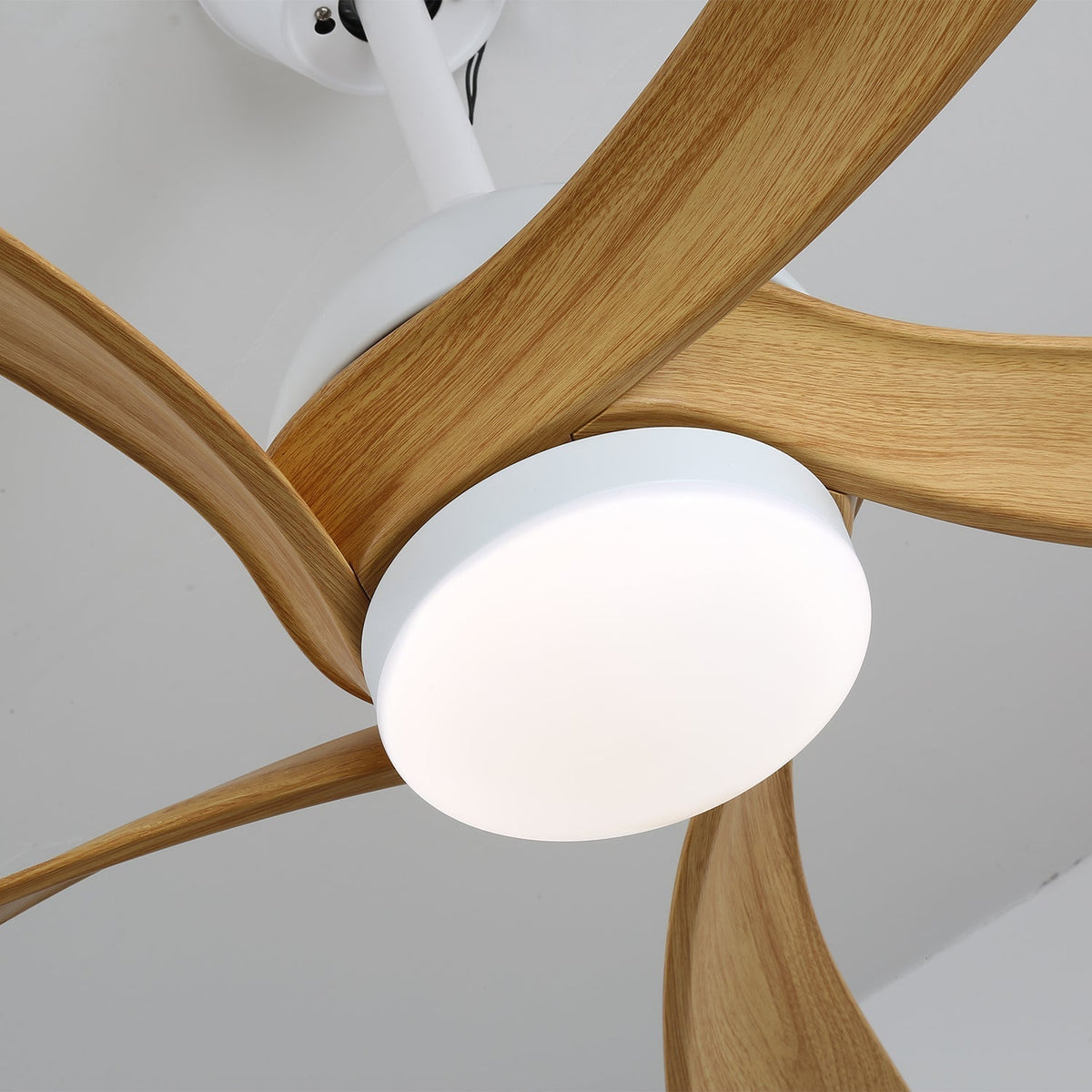 Ventilador de techo moderno con luz y detalles de madera