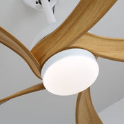 Ventilador de techo moderno con luz y detalles de madera