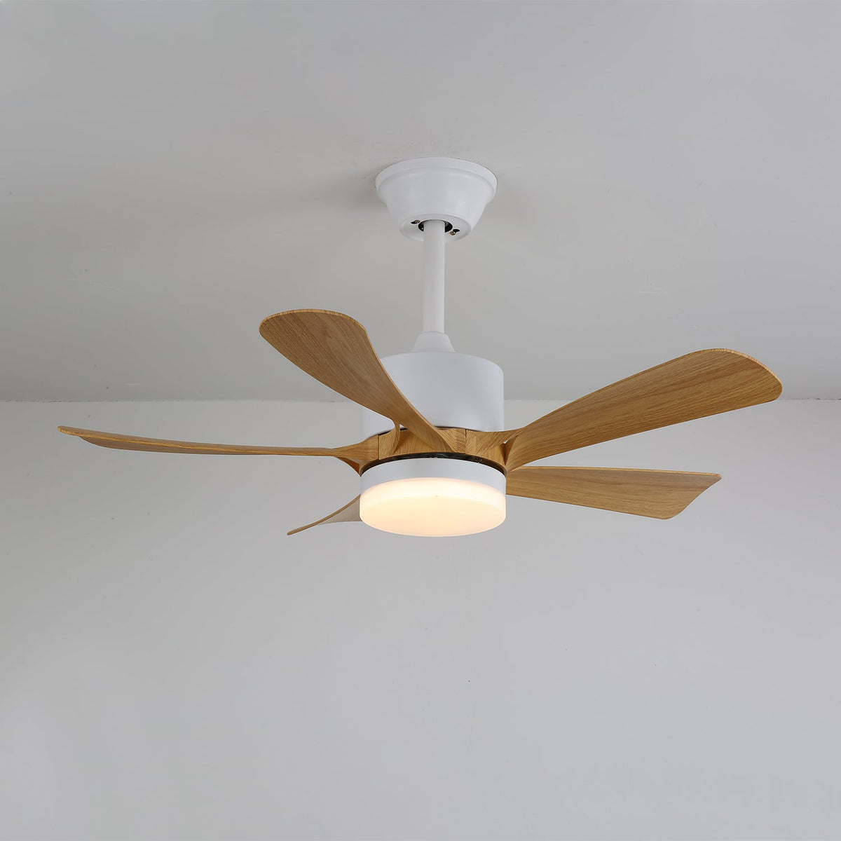 Ventilador de techo Sylven con luz, mostrando su diseño elegante