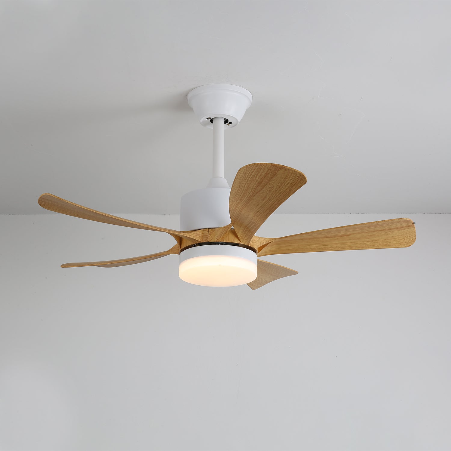 Ventilador de Techo Moderno Sylven con Luz y Acabado de Madera, 52 pulgadas de diámetro