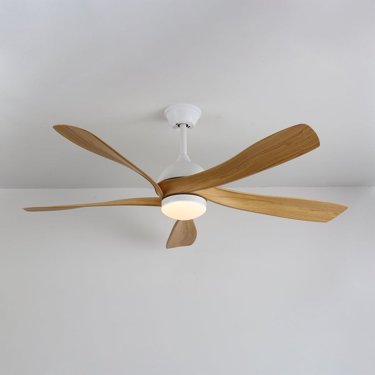 Ventilador de techo moderno de madera y blanco con luz LED integrada