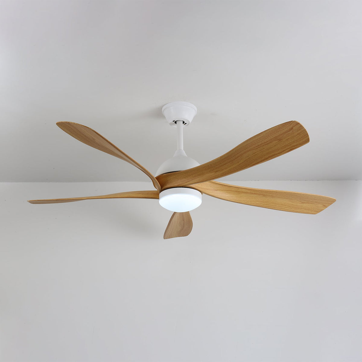 Ventilador de techo Sylven con aspas de madera y cuerpo blanco