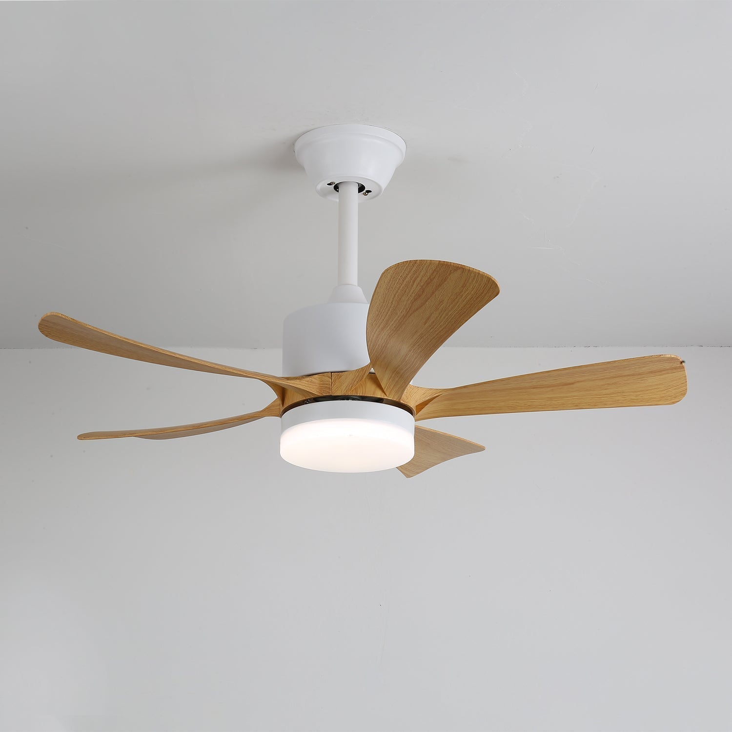 Ventilador de techo Sylven con luz en un ambiente de sala de estar moderna