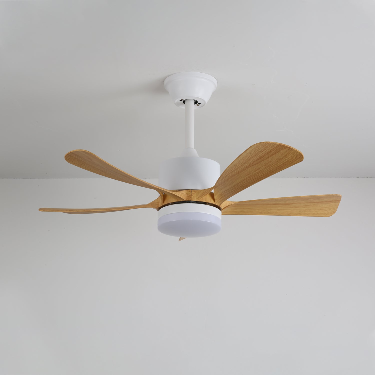 Ventilador de techo Sylven mostrando su acabado en color madera