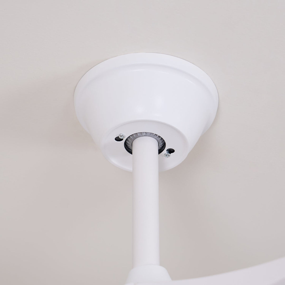 Ventilador de Techo Moderno Velix de Madera con Luz, mostrando su diseño apto para ambientes húmedos