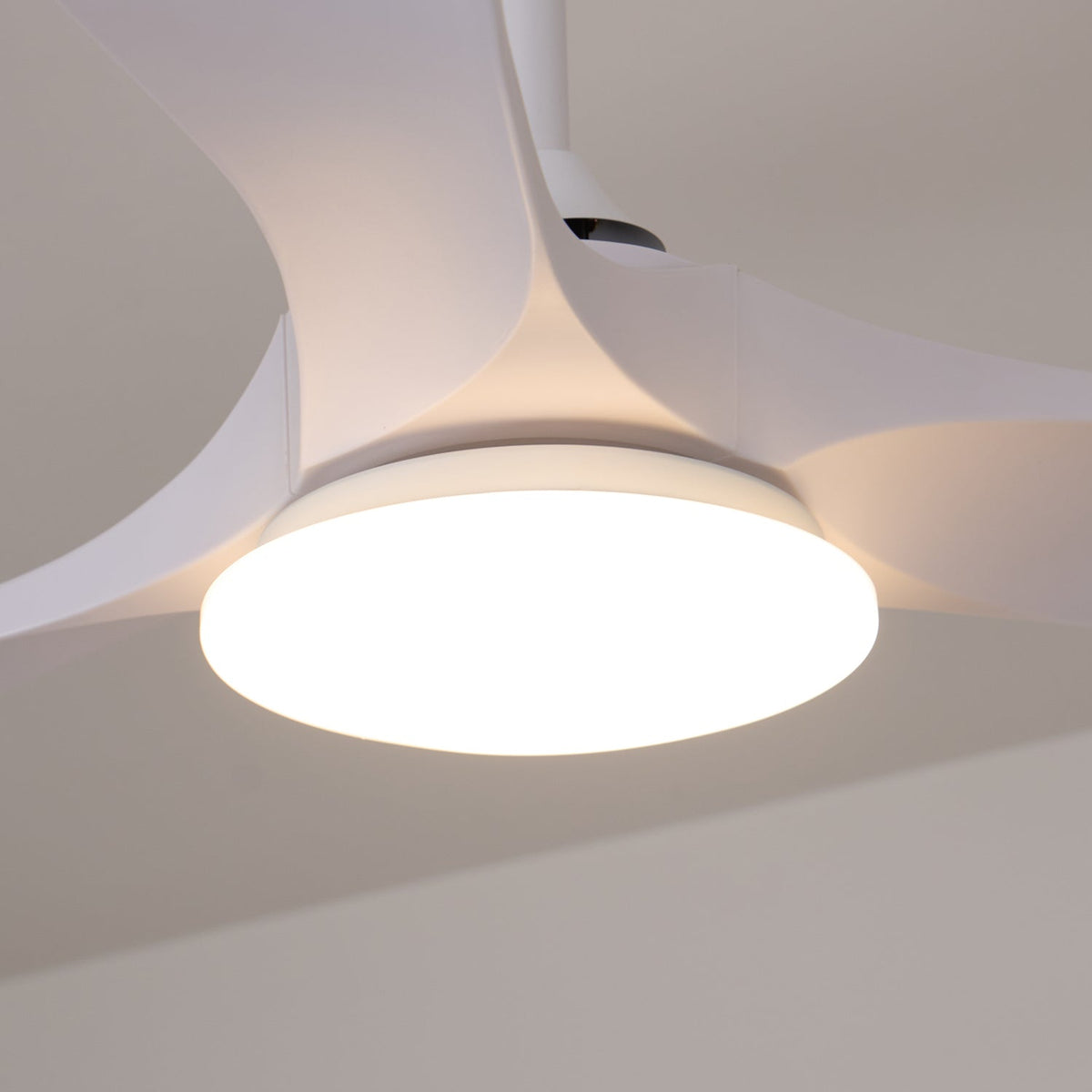 Ventilador de Techo Moderno Velix de Madera con Luz, perfecto para ambientes interiores