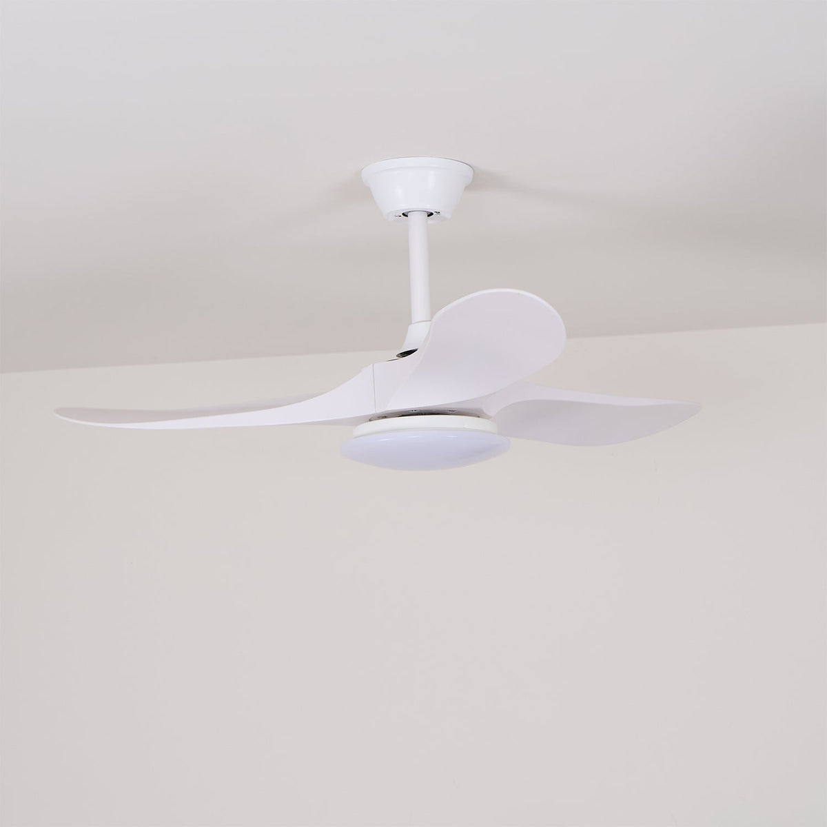 Ventilador de Techo Moderno Velix de Madera con Luz, demostrando control de 6 velocidades