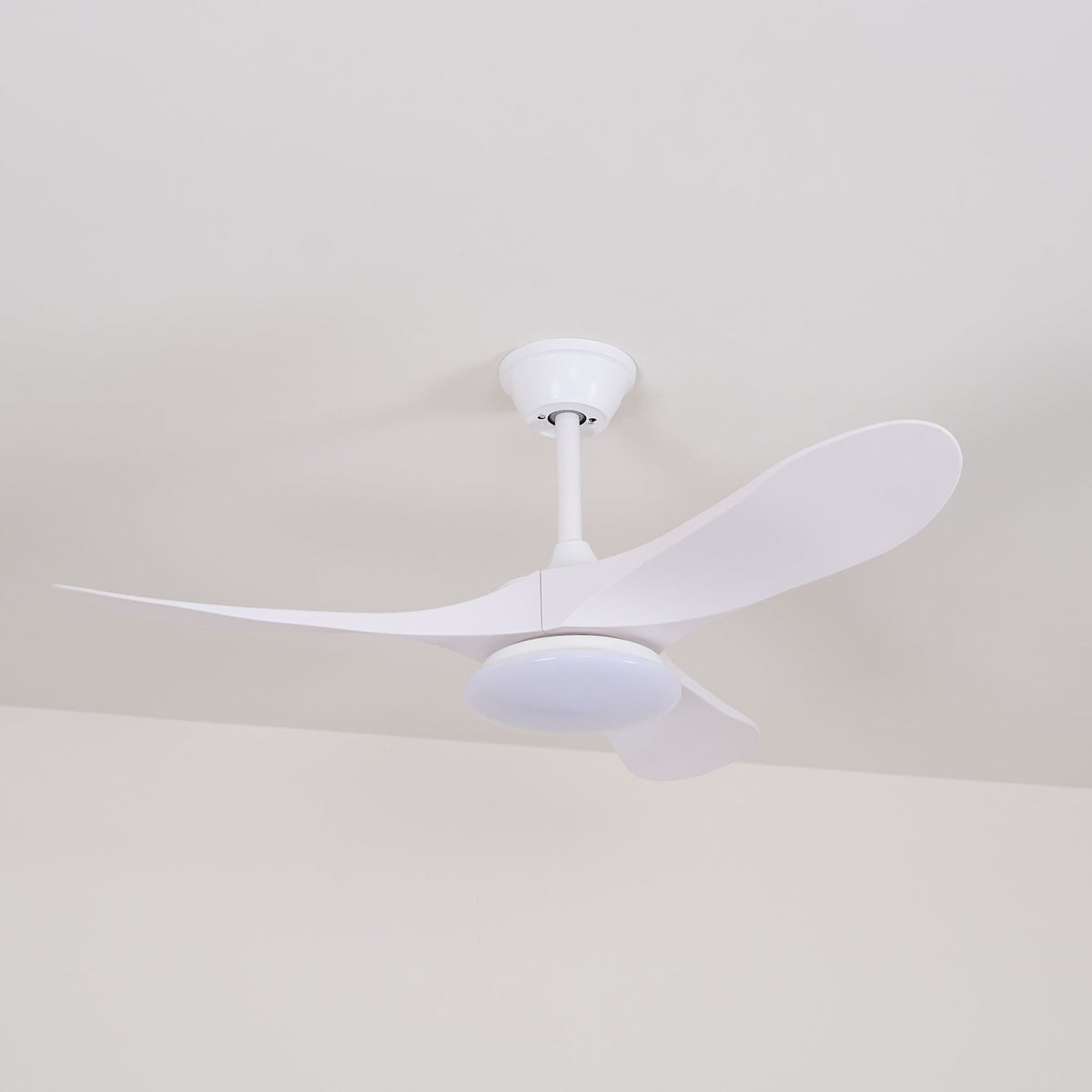 Ventilador de Techo Moderno Velix de Madera con Luz, una solución de iluminación energéticamente eficiente