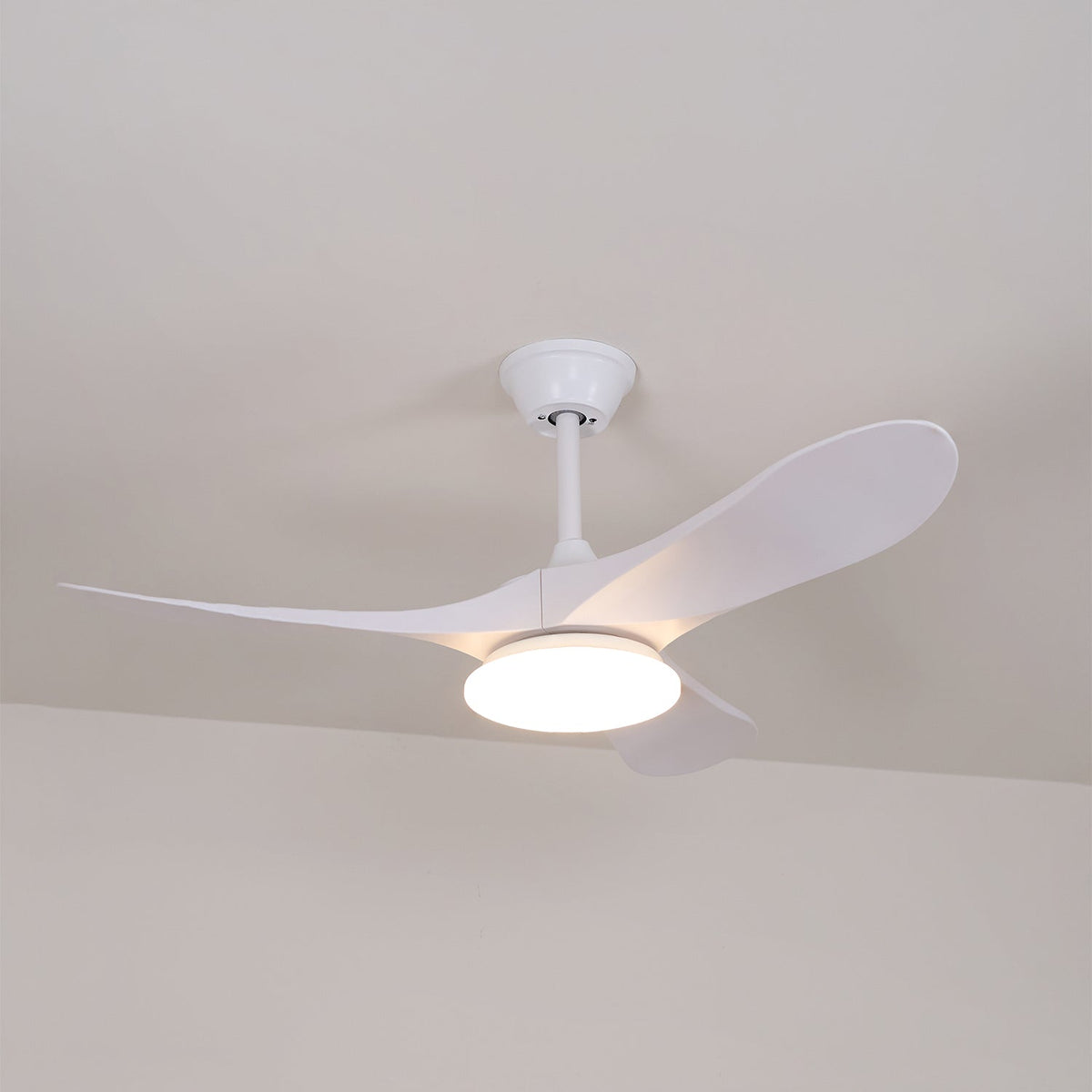 Ventilador de Techo Moderno Velix de Madera con Luz LED integrada encendida