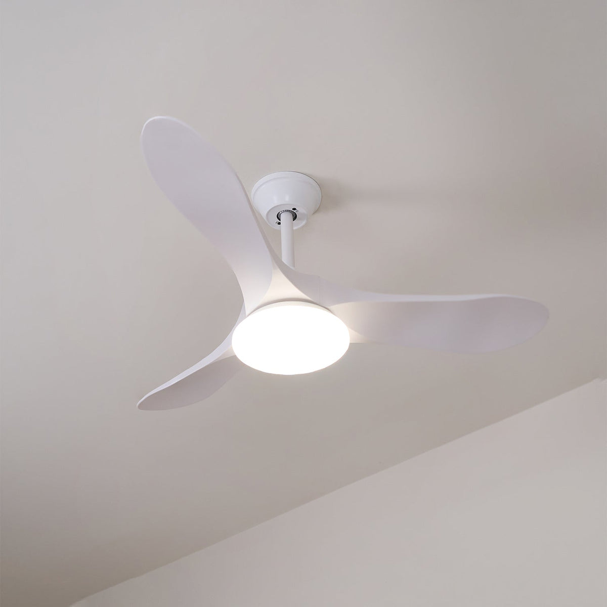 Ventilador de Techo Moderno Velix de Madera con Luz mostrando su perfil elegante