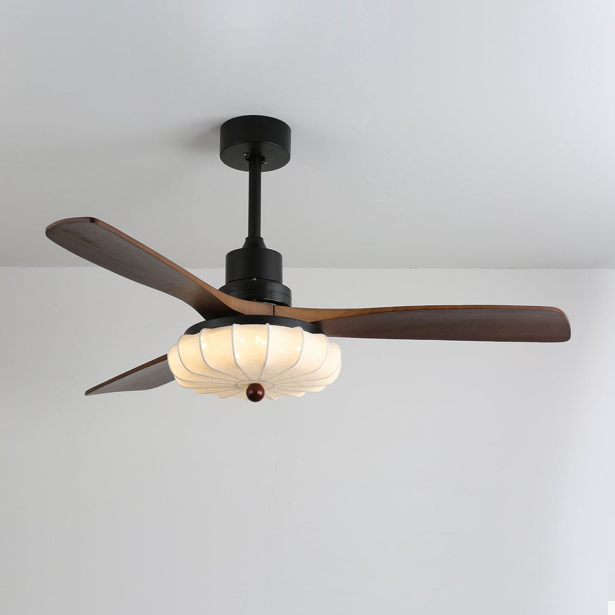 Primer plano del Ventilador de Techo Ventra mostrando la estructura de metal negro y las aspas de madera