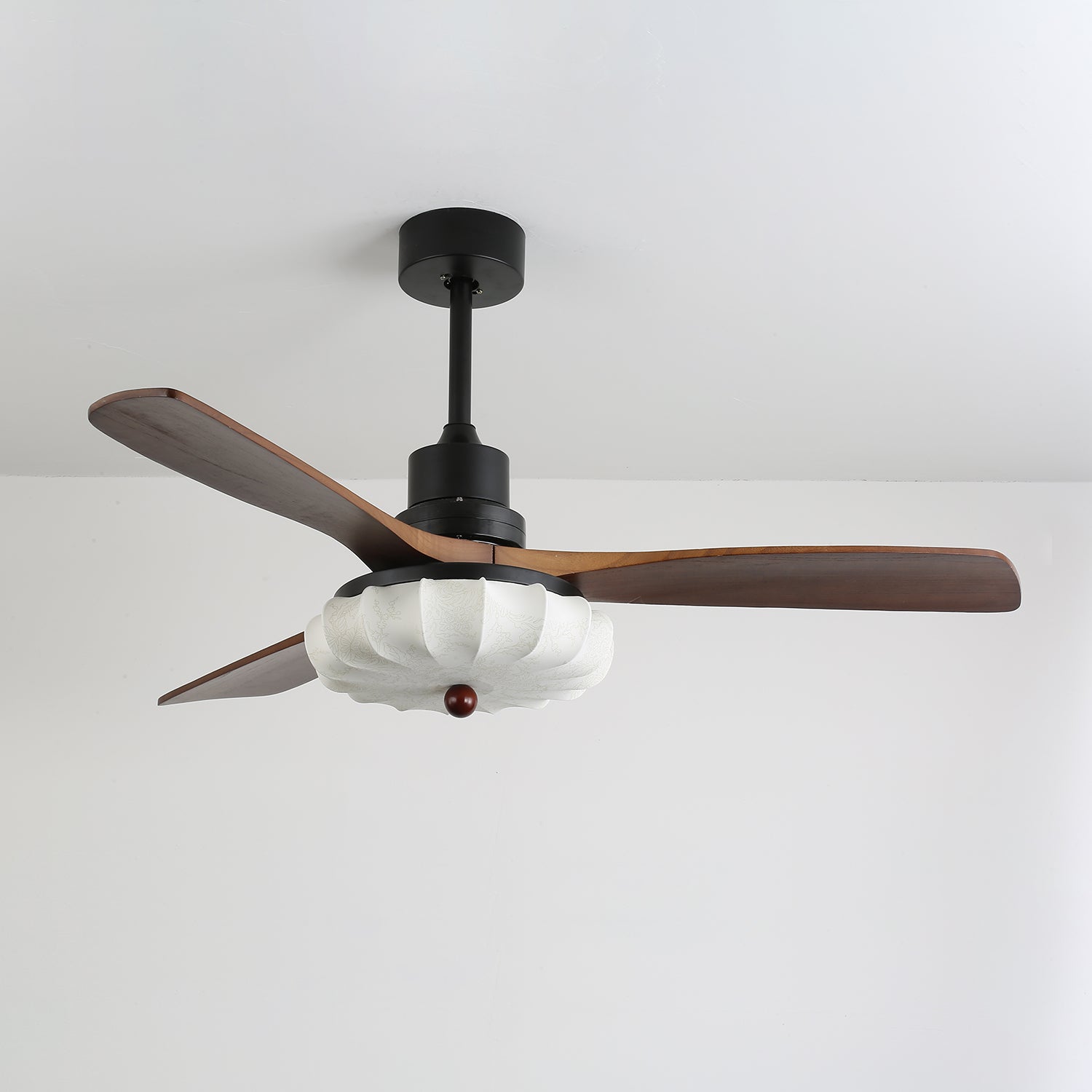 Vista detallada de las aspas de madera del Ventilador de Techo Ventra
